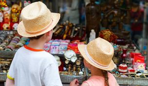 Viele verschiedene Flohmarktartikel lassen die Kinderaugen strahlen.