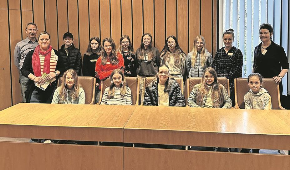 Lilienthal (eb). Beim diesjährigen Zukunftstag waren insgesamt 13 Kinder und Jugendliche der Jahrgänge 5 bis 8 zu Besuch im Lilienthaler Rathaus. Dort bekamen sie einen Einblick in die verschiedenen Berufe und Aufgaben der Gemeindemitarbeitenden. Neben einer Rallye durch das Rathaus, das Alte Amtsgericht und dem Murkens Hof, erklärten die Mitarbeitenden, welche Veranstaltungen und Sitzungen im Ratssaal stattfinden und wie der Ausbildungsberuf Verwaltungsfachangestellter:r abläuft.
