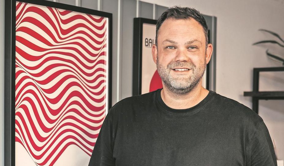 Hendrik Grafelmann gestaltet unter anderem Webseiten und Onlineshops und entwickelt persönliche, moderne und effektive Marketingstrategien für seine Kunden.