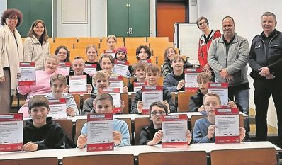 Die Mobilitätstrainer sowie Mitarbeitende der Schule übergaben den frisch ausgebildeten Busbegleiter:innen ihre Ausweise.