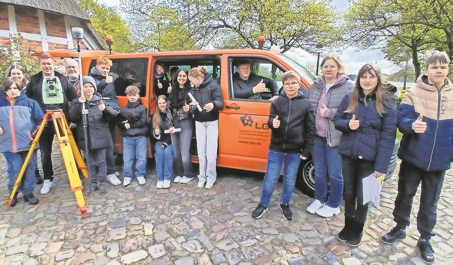 Bremervörde (eb). Insgesamt 14 Schüler:innen der Klassen 5 bis 9 aus den Schulen Bremervörde, Gnarrenburg, Oerel und Selsingen haben sich am Zukunftstag das Katasteramt Bremervörde angeschaut und erste Einblicke in das Berufsleben gewonnen. Die Teilnehmenden haben erfahren, dass die vielfältigen Tätigkeiten im Katasteramt an hochmodernen IT-Arbeitsplätzen erledigt werden. Am Vörder See waren mehrere Stationen vorbereitet, an denen die Schüler:innen selber mit Vermessungsinstrumenten Geodaten erfassen konnten.