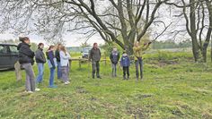 Landkreis Rotenburg (eb). Der Landkreis bot 65 Kindern und Jugendlichen die Gelegenheit, verschiedenen Arbeitsbereiche und Berufe am Zukunftstag kennenzulernen. Die Teilnehmenden konnten sich einer Gruppe anschließen und einzelne Bereiche erkunden oder sich einen Arbeitsplatz aussuchen und dort den Vormittag verbringen.
Die Schüler:innen besuchten die Arbeitsbereiche der Kreisarchäologie, Kreisstraßenmeisterei, Wasserlabor, Abfallwirtschaft und die Feuerwehrtechnische Zentrale.
In Unterstedt besuchte eine Gruppe mit Mitarbeitenden des Naturschutzes eine Fläche der Stiftung Naturschutz und half bei der Pflege des Gebietes.