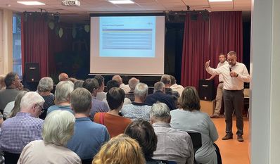 Das Interesse der Bürger:innen an der Genossenschaft in Lilienthal ist groß. Michael Kersting aus dem Vorstand erklärt die Details der Beteiligung.