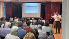 Das Interesse der Bürger:innen an der Genossenschaft in Lilienthal ist groß. Michael Kersting aus dem Vorstand erklärt die Details der Beteiligung.