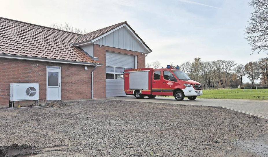 Das neue leistungssfähige Fahrzeug vor dem neuen Feuerwehrgerätehaus.