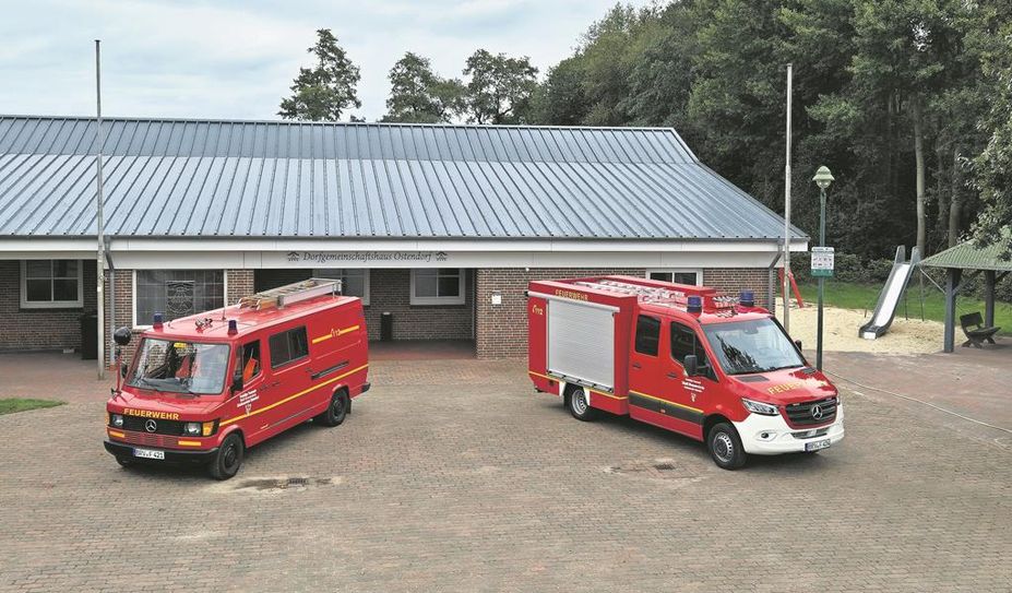 Links das alte, ausrangierte Fahrzeug und rechts das neue, moderne Fahrzeug.