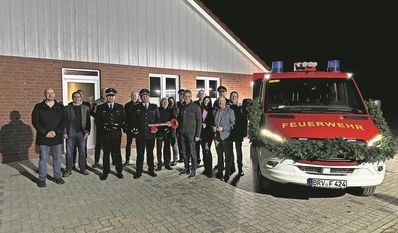 Bei der offiziellen Übergabe des Feuerwehrgerätehauses und dem Fahrzeug waren nicht nur Feuerwehrleute, sondern auch zahlreiche Vertreter aus Politik und dem Bauunternehmen anwesend.