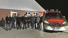 Bei der offiziellen Übergabe des Feuerwehrgerätehauses und dem Fahrzeug waren nicht nur Feuerwehrleute, sondern auch zahlreiche Vertreter aus Politik und dem Bauunternehmen anwesend.