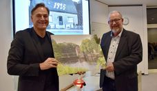 Boris Thomas (links) verabschiedet Projektmanager Manfred Mühler mit einem Bild.