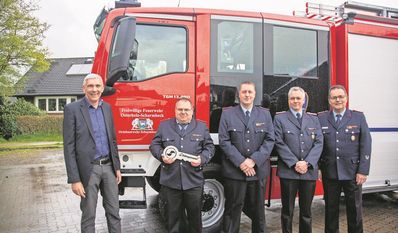 Bürgermeister Torsten Rohde (links) freut sich, dass das neue Tanklöschfahrzeug endlich offiziell überreicht werden konnte.