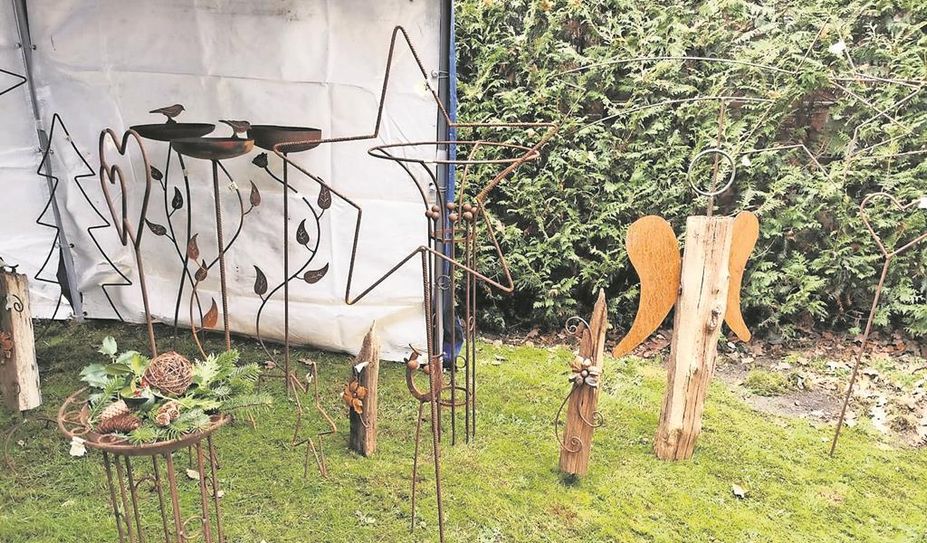 Auch verschiedene Gartenstecker sind bei dem Weihnachtsmarkt an der Sauhütte zu finden.