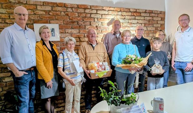 Die Gewinner freuen sich über ihre Preise – allen voran Helga Mehrtens (vorne Mitte), die den Hauptpreis gewann.