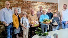 Die Gewinner freuen sich über ihre Preise – allen voran Helga Mehrtens (vorne Mitte), die den Hauptpreis gewann.