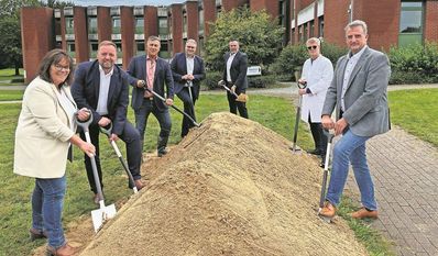 Die Verantwortlichen für das Bauprojekt beim symbolischen Spatenstich.
