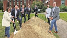 Die Verantwortlichen für das Bauprojekt beim symbolischen Spatenstich.