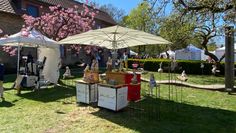 Kunsthandwerkermarkt unter freiem Himmel: Es werden 50 Werke  gezeigt.