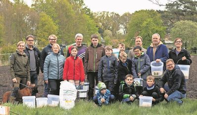 Das Alter spielt keine Rolle: Beim Aktionstag halfen alle mit, so viele Flächen wie möglich für die Blühstreifen an den Wegeseitenrändern zu nutzen.