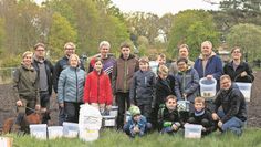 Das Alter spielt keine Rolle: Beim Aktionstag halfen alle mit, so viele Flächen wie möglich für die Blühstreifen an den Wegeseitenrändern zu nutzen.