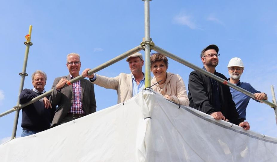 Auf dem Niedersachsenstein in Worpswede: Christoph Bayer, Alexander Goldschweer, Kim Wortelkamp, Kathrin Widhalm, Timm Fröhlich und Tammo Klein