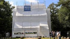 Aktuell nicht wiederzuerkennen: der umhüllte Niedersachsenstein.