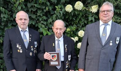Vereinsvorsitzender Frank Steffens konnte Hans Demmer ehren und Rainer Dombrowski zum neuen Kriegerkönig krönen.