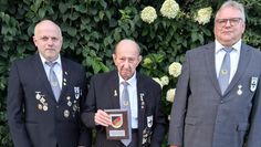 Vereinsvorsitzender Frank Steffens konnte Hans Demmer ehren und Rainer Dombrowski zum neuen Kriegerkönig krönen.