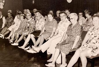 Eine Kneipp-Yoga-Gruppe in den frühen 1970er Jahren.