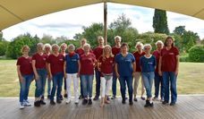 Die KneippLiner unter der Leitung von Bärbel Hensel mit den Vorstandsmitgliedern beim Vörder Seefest im August 2025.