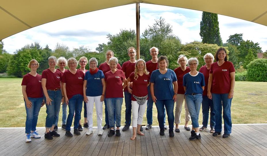 Die KneippLiner unter der Leitung von Bärbel Hensel mit den Vorstandsmitgliedern beim Vörder Seefest im August 2025.