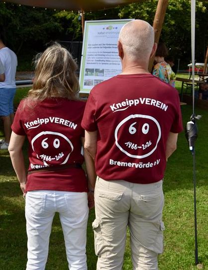 Die Rückansicht des Jubiläum-Shirts zum 60. Geburtstag mit Jahreszahlen.