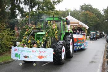Viele liebevoll geschmückte Erntewagen rollen am Sonntag beim großen Festumzug durch den Ort.