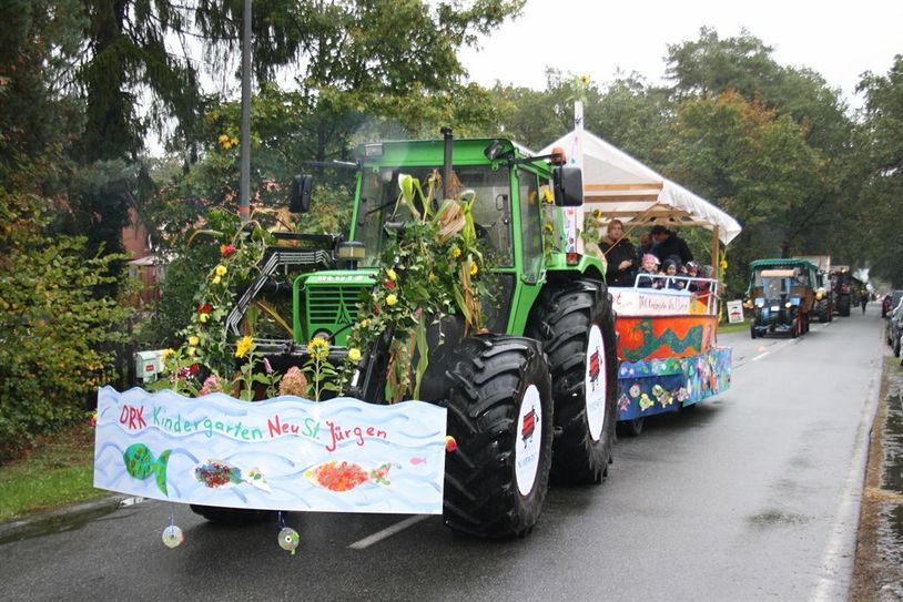 Viele liebevoll geschmückte Erntewagen rollen am Sonntag beim großen Festumzug durch den Ort.