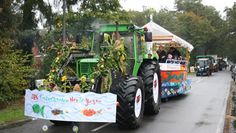 Viele liebevoll geschmückte Erntewagen rollen am Sonntag beim großen Festumzug durch den Ort.