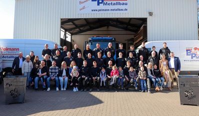 Aus der Garage herausgewachsen: Das Team von Peimann besteht heute aus 35 Mitarbeitern. Der Firmenstandort an der Bremervörder Straße in Basdahl wurde 2004 zunächst vom Stahlhandel bezogen. Nach vielen Umbauten und einem Neubau fand 2011 auch Peimann Metall dort ein neues Zuhause.