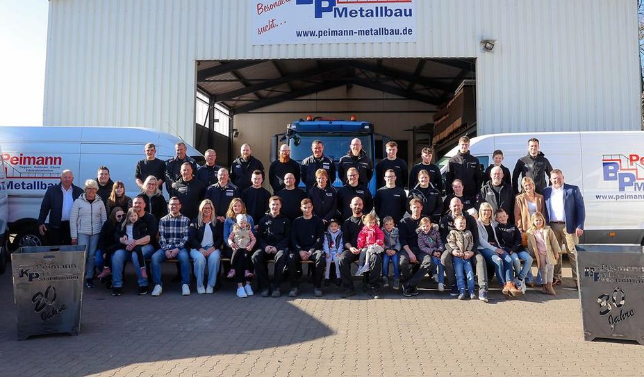 Aus der Garage herausgewachsen: Das Team von Peimann besteht heute aus 35 Mitarbeitern. Der Firmenstandort an der Bremervörder Straße in Basdahl wurde 2004 zunächst vom Stahlhandel bezogen. Nach vielen Umbauten und einem Neubau fand 2011 auch Peimann Metall dort ein neues Zuhause.