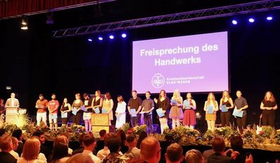 Auf der Bühne der Stadthalle: Ein kleiner Teil der insgesamt 130 Auszubildenden, die ihre Gesellenprüfung bestanden haben