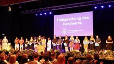 Auf der Bühne der Stadthalle: Ein kleiner Teil der insgesamt 130 Auszubildenden, die ihre Gesellenprüfung bestanden haben