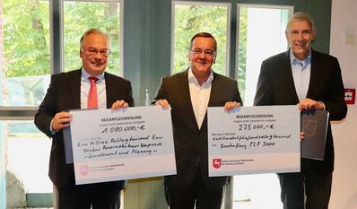 Worpswedes Bürgermeister Stefan Schwenke, Innenminister Boris Pistorius und Bürgermeister Torsten Rohde aus Osterholz-Scharmbeck bei der Scheckübergabe. Foto: akl