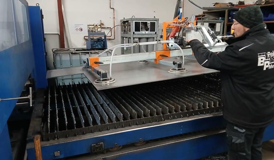 Die Jubiläumsfeier mit Tag der offenen Tür bietet einen seltenen Einblick - auch in die Werkstatt von Peimann, wo die Besucher hinter die Kulissen der Metallbau-Experten schauen können.