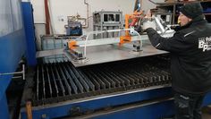 Die Jubiläumsfeier mit Tag der offenen Tür bietet einen seltenen Einblick - auch in die Werkstatt von Peimann, wo die Besucher hinter die Kulissen der Metallbau-Experten schauen können.