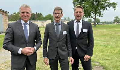 Polizeipräsident Thomas Ring (v. li.), Gedenkstättenleiter Andreas Ehresmann und Henning Müller, stellvertretender Vorsitzender der Stiftung Lager Sandbostel, besiegelten ihre künftige Zusammenarbeit auf dem Gelände des ehemaligen Kriegsgefangenenlagers.
