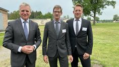 Polizeipräsident Thomas Ring (v. li.), Gedenkstättenleiter Andreas Ehresmann und Henning Müller, stellvertretender Vorsitzender der Stiftung Lager Sandbostel, besiegelten ihre künftige Zusammenarbeit auf dem Gelände des ehemaligen Kriegsgefangenenlagers.