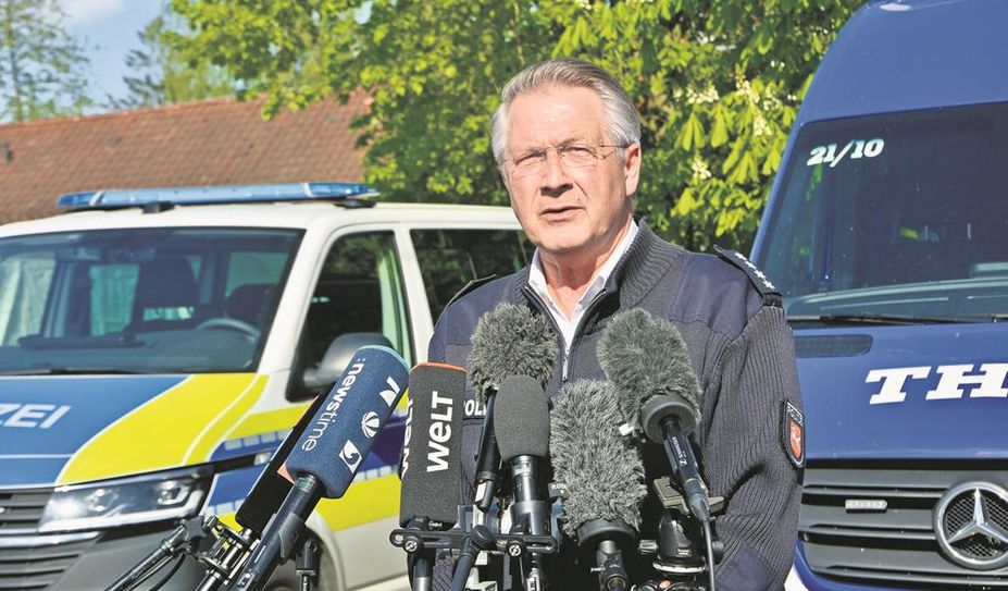 Polizeisprecher Heiner van der Werp trat am Montagin Elm  vor die Presse