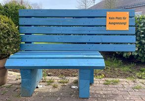 Die Bank stellt ein klares Zeichen gegen Ausgrenzung und für Inklusion dar.