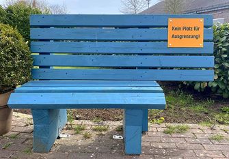 Die Bank stellt ein klares Zeichen gegen Ausgrenzung und für Inklusion dar.