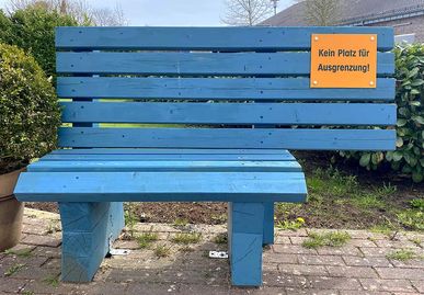 Die Bank stellt ein klares Zeichen gegen Ausgrenzung und für Inklusion dar.