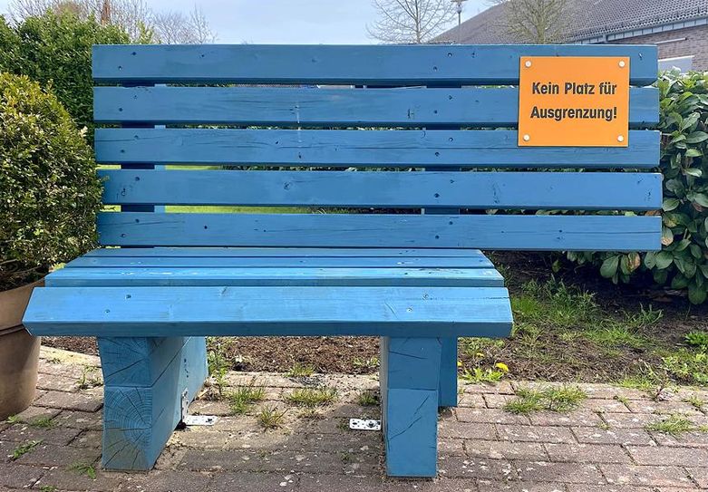 Die Bank stellt ein klares Zeichen gegen Ausgrenzung und für Inklusion dar.