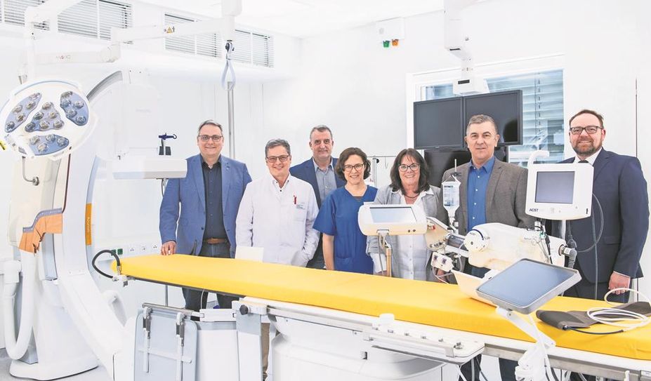 Alle Mitarbeitenden und auch Landrat Marco Prietz (links) freuen sich, dass am Standort Bremervörde ein modernes Gerät gegen Herzkrankheiten eingesetzt werden kann.