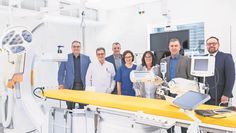 Alle Mitarbeitenden und auch Landrat Marco Prietz (links) freuen sich, dass am Standort Bremervörde ein modernes Gerät gegen Herzkrankheiten eingesetzt werden kann.