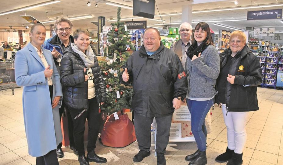 Die Weihnachtswünsche können ab sofort bei Edeka-Hemeyer gepflückt werden